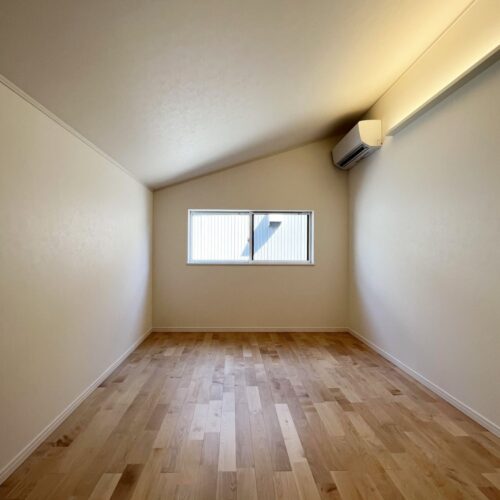 二階の寝室は勾配天井で開放感のある空間になりました♪  照明はDAIKOのブラケットライトをチョイス！  壁から天井に向けた照明は直接目に入ることが無く、調光器もついているので睡眠に適した明るさを保つことができます。  良質な睡眠がとれそうですね(*^^*)     照明：DAIKO／DBK-40801YG