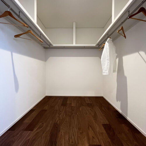 ファミリークローゼットには枕棚とパイプハンガーを取り付けました。  乾いた洋服をハンガー収納できるので家事楽にも繋がるし、一目で誰の洋服か分かるのが嬉しいですね♪