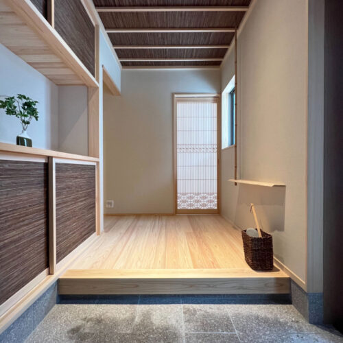 和の趣がとっても素敵な玄関はひのきの無垢フローリング♪いい香り～( *´艸｀)  天井と下駄箱に使用した天然ボードとのコントラストが高級感を漂わせます。