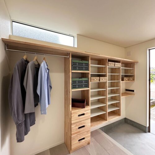 玄関には大容量の収納棚。  事前に収納計画をお聞きし、大工さんが造作しました。  収納棚のおかげで常に綺麗な玄関をキープできますね☆