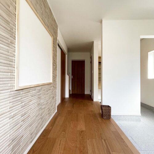 エコカラットＬＩＸＩＬ、カームウッド　ベージュ。床：ブラックチェリー。玄関床：みかげ石300×600