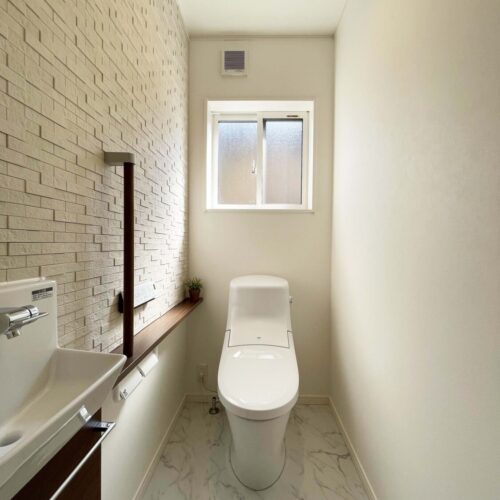 トイレにもエコカラットを使っています。水回りといえば調湿や脱臭効果は大事。美しいだけでなく高機能なトイレとなりました♪エコカラットはＬＩＸＩＬ、ランド　土もの調　アイボリー。