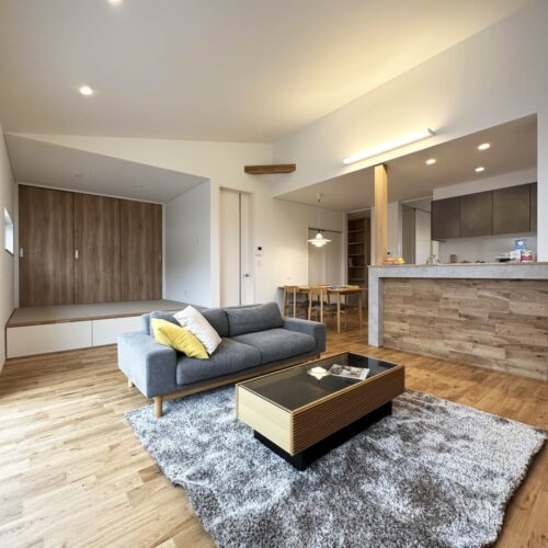 リビングは勾配天井で開放的な空間に♪  小上がり和室やキッチン腰壁に施した板貼りなど、こだわりを詰め込みながらも居心地が良く、まとまりのあるリビングになりました(*´ω`*)  ご家族でゆっくり過ごすも良し◎休日にはお友達を呼んで楽しむのも良いですね～♡     床材：オークラスティック