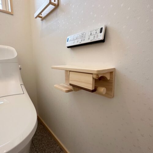 トイレのペーパーホルダーとタオル掛けは、お施主様の支給品です。  木材で造られたとってもかわいいお品ですよね(^^)