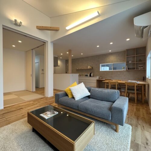 リビングは勾配天井で天井を高く！  白いクロスを基本に薄いグレーのアクセントクロスを♪  落ち着くリビングです(^o^)  床材：オーク　ユニラスティック 壁紙：リリカラ　LRP-73121 アクセントクロス：リリカラ　LL-5227