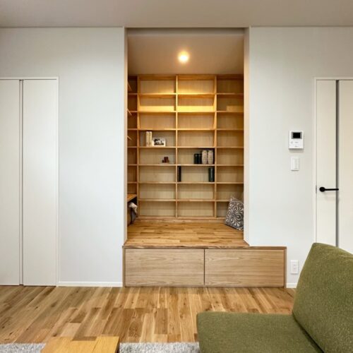  約1.5帖のヌックです。  小上がりの段差を利用して、下は引出しを付けて収納にしました。  ロールスクリーンを付けれるようになっているので、来客時になどはロールスクリーンを下げてヌックにリビングのものを非難させておくこともできます(*^^*)