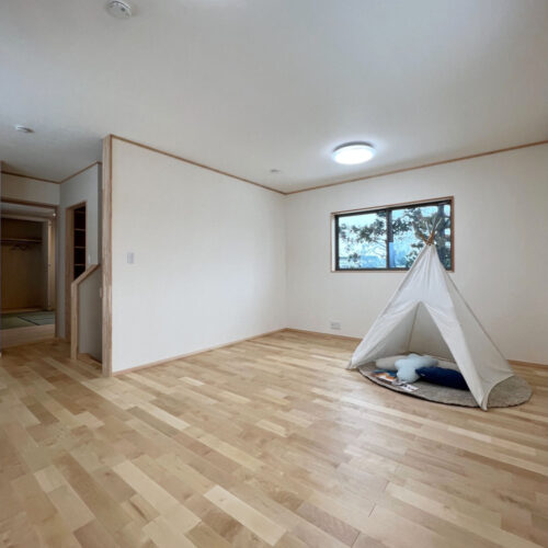 お子様が小さい時はご家族全員で遊べる二階のフリースペース♪  大きくなったら子供部屋として間仕切りできるように設計しました。なんと、二部屋分のスペースが取れるようになっています。  床材はカバザクラを選ばれ、明るく柔らかい印象になりました(*^^*)
