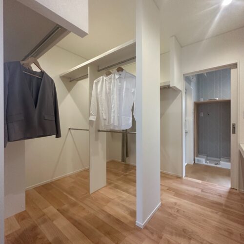 ランドリールームと繋がる6帖のファミリークローゼット！  干した衣類をそのままハンガー収納することができます。短い洗濯動線羨ましい！