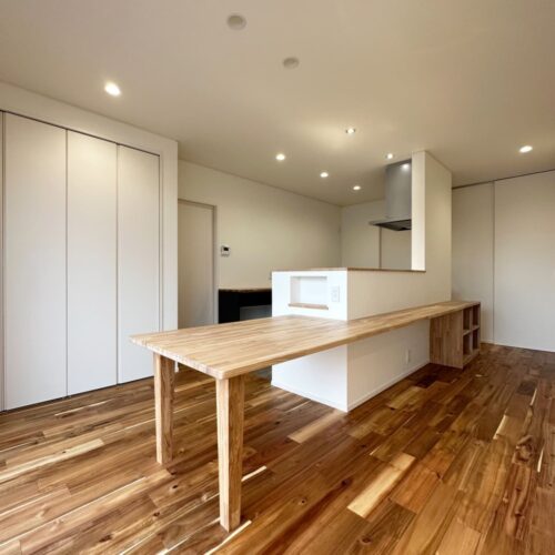 ダイニングテーブルは造作に。  テーブルからそのままキッチン腰壁に伸びるカウンターでは食事はもちろん、読書をしたり、ちょっとした作業をしたり、お子様が宿題をしたり…といろんな活用方法がありそうです(*^^*)