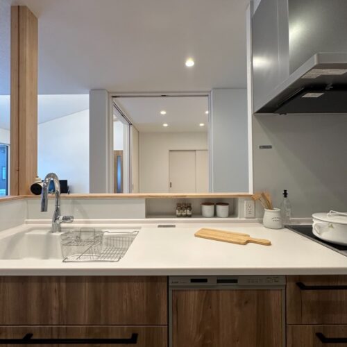 キッチンはタカラスタンダード：オフェリアを選ばれました。  天板とシンクは人造大理石♪  つなぎ目がなくお掃除しやすいのがポイントですね(^^)v