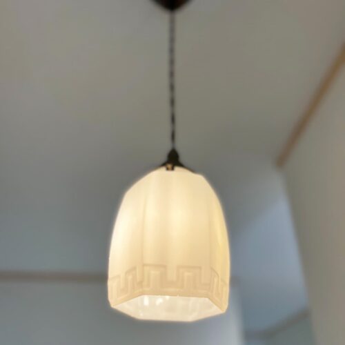 家族用玄関のペンダントライトは奥様こだわりのインテリア☆彡  乳白色のペンダントライトは、常に柔らかい光で玄関を包み込みます。  帰ってきてホッとする明かりです(*ﾉωﾉ)