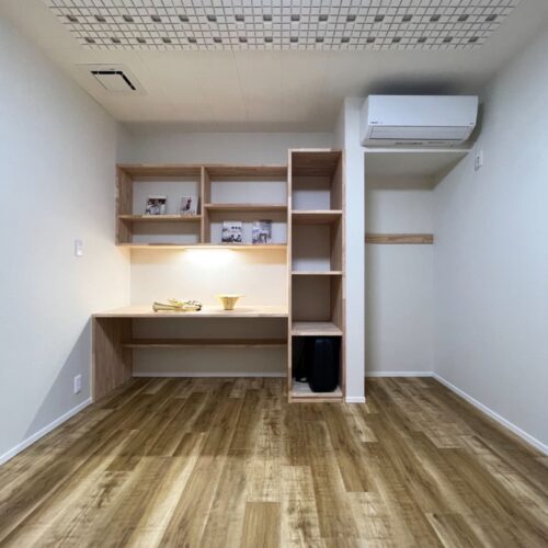 『音楽と暮らす・・・』というだけあって、音楽専用のお部屋があるんです！  大工さんお手製の造作カウンターと造作棚を設けました！  なんとこちらは楽器をメンテナンスするためのスペース♪凄いですね！！  横には棚もあるので楽器のケースもピッタリ収まります(*^▽^*)