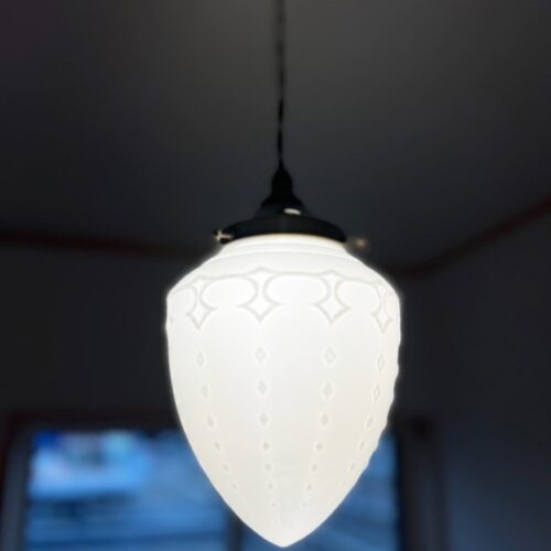 小部屋を優しく照らしてくれるペンダントライト。  明りを付けると浮かび上がる模様がなんともかわいいんです(*´ω｀)  癒される～(*´▽｀*)