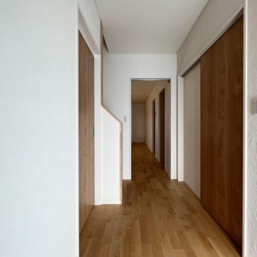 床材は優しい雰囲気が特有のカバザクラを選ばれました♪  カバザクラは何と言っても『色白美人♡』お家全体を明るくしてくれます！  真っ白なクロスとの相性もバッチリ(*^^)v