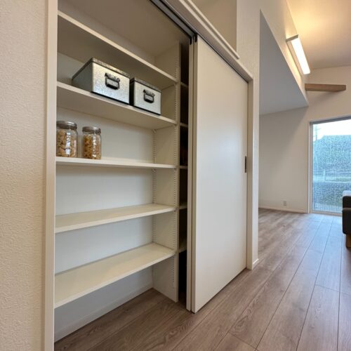 キッチン横にはスライド扉の収納スペースを設けました！こちらは食品や日用品のストック置き場として活用することができます(^^)/キッチンからもダイニングからも出し入れしやすい距離感がとても良い！