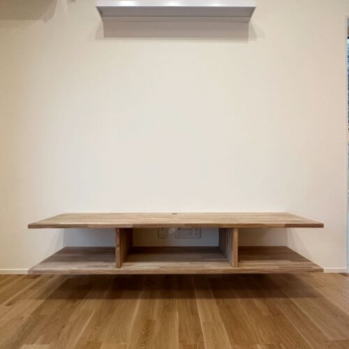 フロートタイプのテレビボードは大工さんお手製！  壁とテレビボードの間に隙間ができないのでお掃除もラクラク♪  ごちゃごちゃしがちな配線も収まりやすいように、上部には丸い穴を開けました。