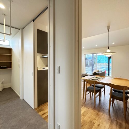 キッチン横とダイニング側には二つの入口があります。  こちらは水回りへと繋がる動線です。  キッチン側から洗面所→脱衣室→お風呂へ♪ダイニング側からファミリークローゼット→階段下を通り玄関へ♪  ママの家事を楽にする、回遊性を叶えた間取りです。