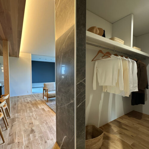  テレビ裏にはウォークインクローゼット！洗面やランドリールームも隣にあるので、朝の身支度や洗濯が最短距離で行うことができます（＾－＾）リビングダイニング付近で全て身支度を行なえるので、子供の身支度もフォローしやすいのが嬉しいポイントです☆