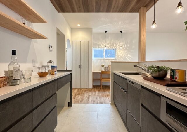 家事ラクを叶える6帖のファミクロ&回遊動線と癒やしの畳リビングがある家