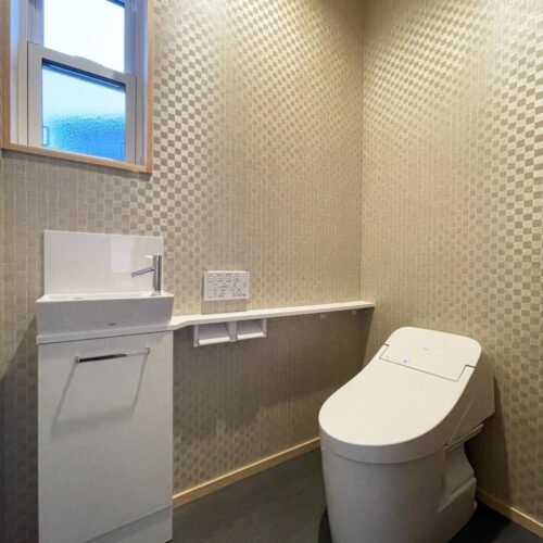 1階のトイレは和の趣を感じる市松模様のクロス。  落ち着いた雰囲気になりましたね☆彡     クロス：サンゲツ リザーブ／RE53415