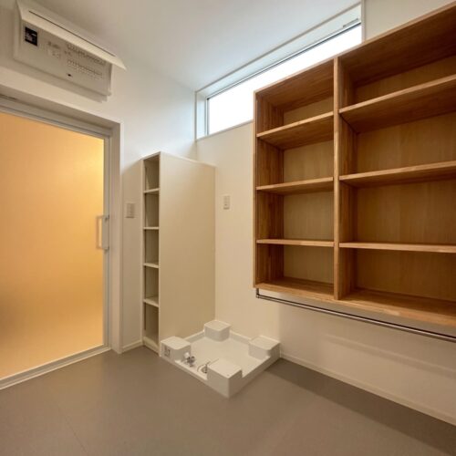 脱衣室には、造作の可動棚を2種類造られました。  ご家族みんなのタオル・着替えなどしっかり収納しておくことが出来そうですね(^^)  手前の大きな棚の下にはパイプハンガーを付けたので、バスマットも掛けておくことができます。