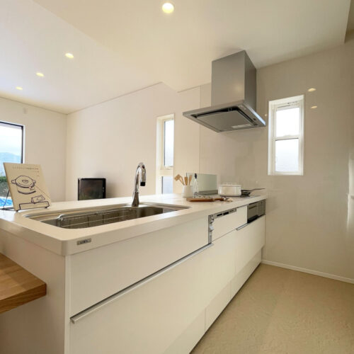 キッチンはリクシルのシエラで、ペニンシュラ型キッチンを採用！  ペニンシュラ型キッチンは家族間のコミュニケーションが取りやすく、お手伝いや整理整頓の習慣化もつきやすいのでオススメです♪