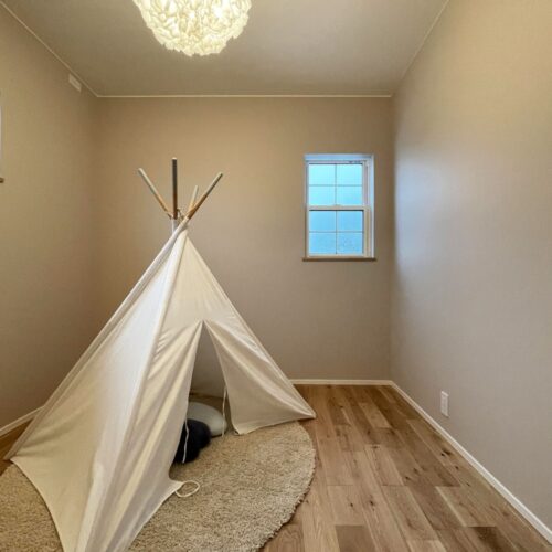 子供部屋は人気のグレージュクロス♡  照明と格子窓、グレージュクロスのバランスがとっても可愛くて、毎日でもお友達を呼びたくなっちゃう♪