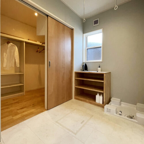 サンルームには、ホスクリーンが施工してあり、洗濯物を干して造作棚にそのまましまえます。造作棚は作業台としても◎  また、すぐ奥にはファミリークローゼットがあるので収納もバッチリ！