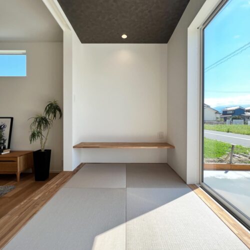 天井クロス：リリカラLV-3167  畳は、DAIKENの和紙畳を選ばれました。  家族みんなが使いやすいカウンターは、大工さんのお手製です。   