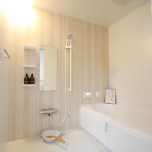 リビングの扉を開けるとこのように見えます。大きな窓と造作棚が目に飛び込んできます♪