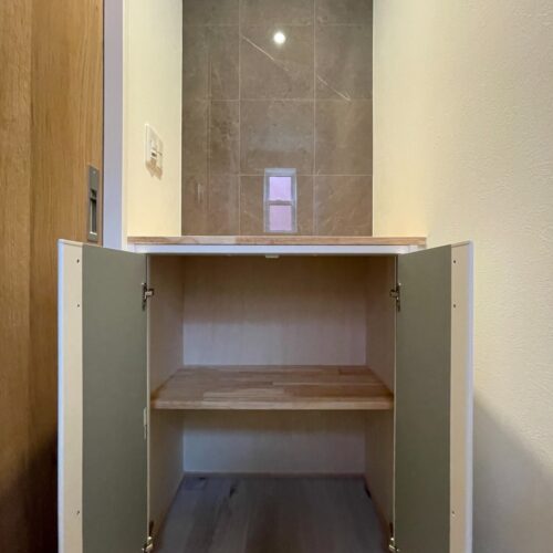 こちらはトイレ内の収納です。大理石の壁面が輝いております☆  収納は奥行もあり、トイレットペーパーたくさんストックできますね。