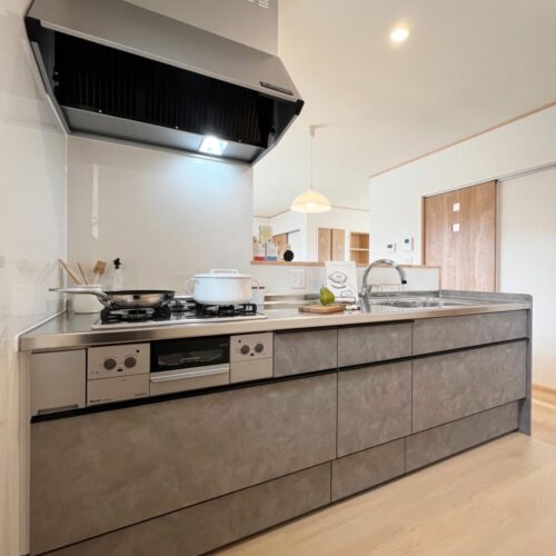 キッチンは、リクシルのシエラを。このお色カッコいいですよね(*^^*)（キッチンお色：VJ5）  床は濡れても大丈夫！なように、木目調のフロアタイルを選ばれました。  床：サンゲツフロアタイル WD-922