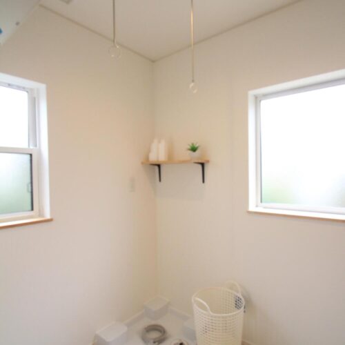 お施主様の用途をお聞きし、世界に一つしかないＴＶボードと飾り棚が完成。