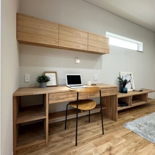 リビングの一角に造った、造作カウンターです。  引出しや上開きの吊戸棚も大工さん手作りの造作品。  在宅ワークやお子さんの宿題など、大活躍しそうです！