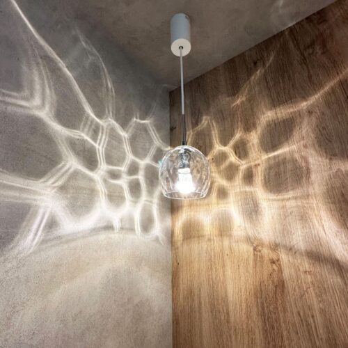 トイレにはゆらめく水面をイメージした照明器具☆彡  陰影に癒されますね～。