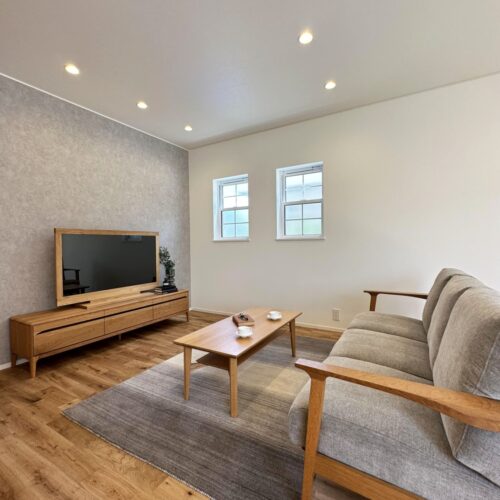 ご家族でくつろぐリビングは、グレーのクロスと格子入りの上げ下げ窓がアクセント★  照明はインテリアを邪魔しないダウンライトに。