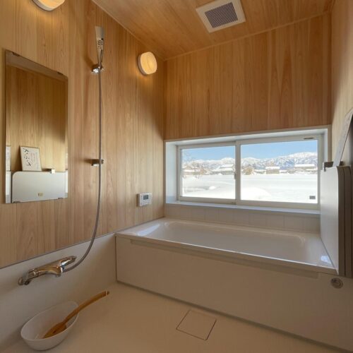 ひのきの板張りお風呂で毎日が温泉気分♪  ひのきの香りに包まれながら、一日の疲れが癒されますね(*^^*)