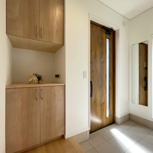 光が入るとても明るい玄関。  玄関横の収納棚にはスリッパや帽子などをしまっておくことがでます。また、ちょっとした小物も飾っておけるので、玄関の雰囲気も気分によって変えることができそうですね♡