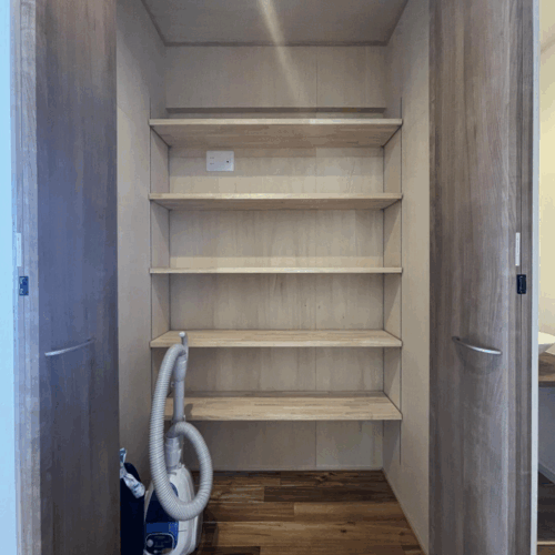 廊下には稼働棚付きの収納スペースを設けました。  中にはコンセントを設置し、コードがまとまりにくいインターネット配線も見せずに収納することができます♪