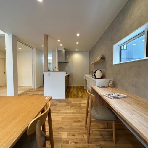 ダイニングテーブルの後ろに造作カウンターを(^o^)  なんとダイニングで使用する椅子の方向を変えるだけで造作カウンターに使えます( ◠‿◠ )  お子様の宿題スペースに、町内会の資料作りに、多目的なカウンターです(^○^)