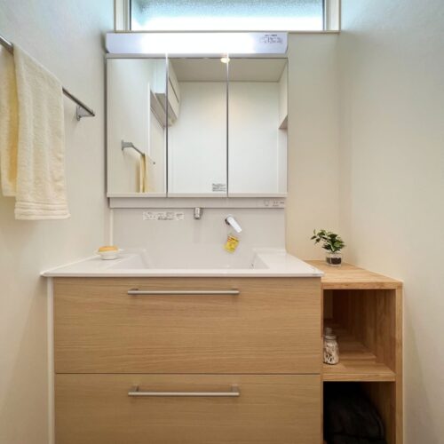 キッチンのすぐ横に設けた洗面スペース。  上には高窓を取り付けたので、外からの視線を遮りながらも自然の光をたっぷり取り込んでくれます☆彡  TOTOのオクターブを選ばれ、横には造作収納棚を取り付けました。     洗面台：TOTOオクターブ ライトウッド（N）W＝900  床：フロアタイル WD-895