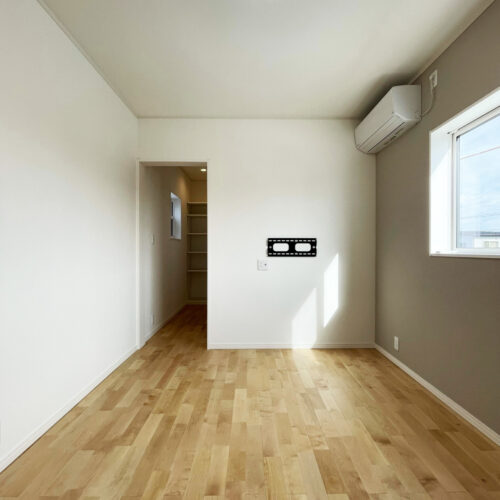 10.5帖の広々主寝室。奥にはウォークインクローゼットを作りました。壁掛けのテレビも取付け可能です(*^^)v