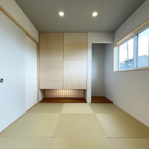 リビング横の和室には床の間と押入れを設けました。  押し入れの下部分には障子を入れ、中に照明を埋め込みモダンな印象に♪  扉を閉めれば個室にもなるので用途に合わせて使えるのが嬉しいですね！