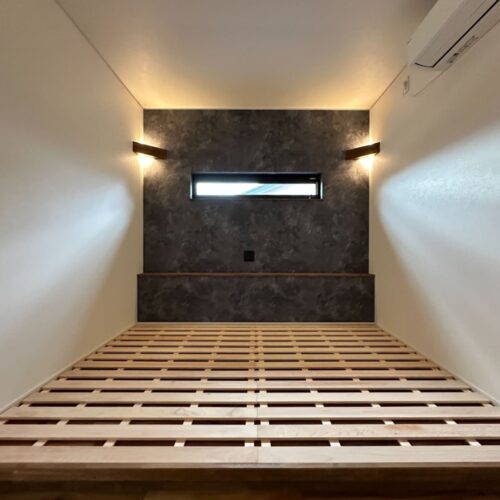 小上がり寝室には大工さんお手製の造作すのこ！  この上にマットレスを敷き詰め、寝室を丸ごとベッドに(^_-)-☆  火打ち梁の内側には照明を取り付け、まるで造作間接照明のよう。  一日の疲れを癒し、心地良い睡眠へと誘います…(*^^*)