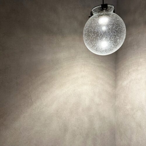  トイレのほわほわの光のペンダントライトです。  （ペンダントライト：DAIKO DPN-41484Y）  ガラスの中に小さな気泡が入っており、やわらかい光で照らしてくれています。