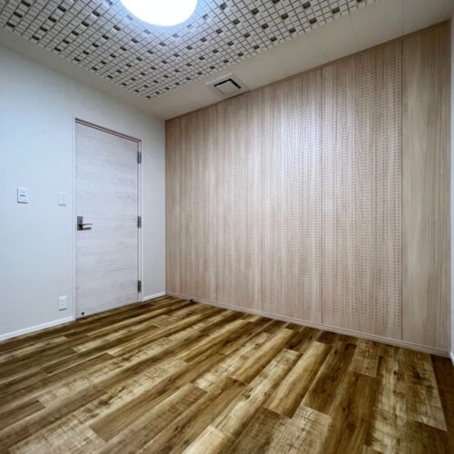 天井、壁、床、扉に至るまで防音対策を施しております！  気兼ねなく音楽を奏でてくださいね(^_-)～♪     床：フロアタイル  WD-895  壁：布クロス SGB2224  壁一部：オトカベボーダー  天井：大建 オトテン（モダン）