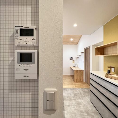 キッチン横にはインターフォンなどの、リモコンを埋め込みました。  ここは、Feボードにもなっているので、お知らせやメモなどをペタっと磁石で付けておくこもできます。  そしてここにクロス！方眼紙のような、チェックの柄のような、とてもかわいいクロスです(*^^*)