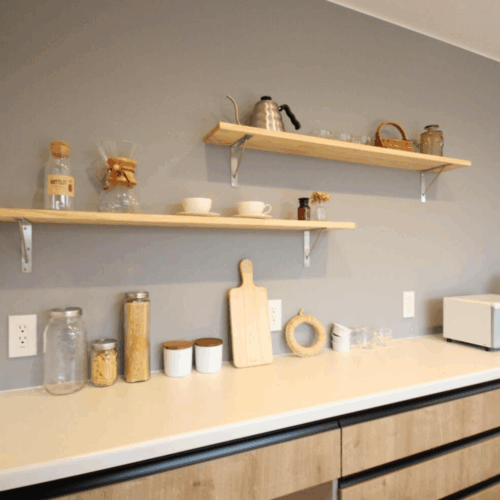 キッチン背面には奥様お気に入りのインテリアや食器を飾れるように飾り棚を設けました。  自分好みの空間にすることで毎日の料理が楽しくなりそうですね♪グレーのクロスがこれまたお洒落♡