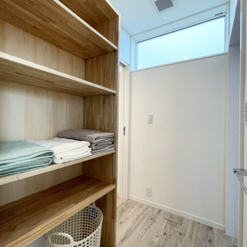 脱衣室にも大工さんお手製の収納棚。家族分のタオルやパジャマなど収納できます♪