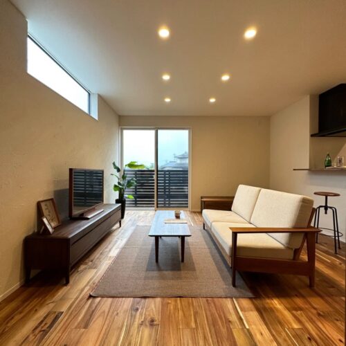 お施主様ご夫婦のこだわりポイントがたくさん詰まったLDKです♪  漆喰と無垢のアカシアに包まれたLDKは居心地バツグン！  ご家族でゆったりとくつろいでくださいね♡